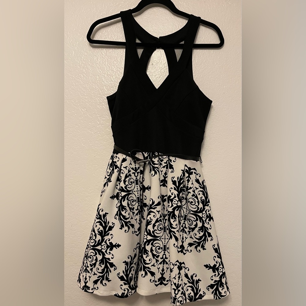 Jrs Black/White Dress Beautiful
Raised black design